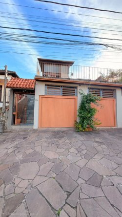 Casa com 03 dormitórios no bairro Rincão 