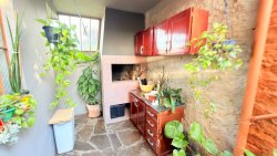 Casa com 03 dormitórios no bairro Rincão 