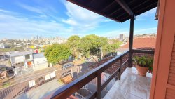 Casa com 03 dormitórios no bairro Rincão 