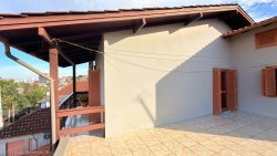 Casa com 03 dormitórios no bairro Rincão 