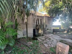 Terreno com construção antiga no bairro Canudos 