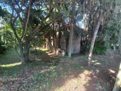 Terreno com construção antiga no bairro Canudos 