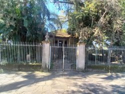 Terreno com construção antiga no bairro Canudos 