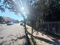 Terreno com construção antiga no bairro Canudos 
