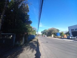Terreno com construção antiga no bairro Canudos 