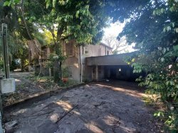 Terreno com construção antiga no bairro Canudos 