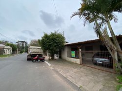 Casa com 02 dormitórios, sendo 01 suíte no Bairro Lomba Grande 