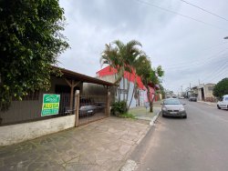 Casa com 02 dormitórios, sendo 01 suíte no Bairro Lomba Grande 