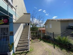 Sala comercial com 200m² para locação no bairro Lomba Grande 