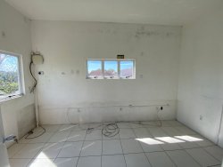 Sala comercial com 200m² para locação no bairro Lomba Grande 