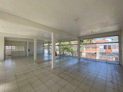 Sala comercial com 200m² para locação no bairro Lomba Grande 