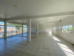 Sala comercial com 200m² para locação no bairro Lomba Grande 