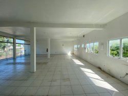 Sala comercial com 200m² para locação no bairro Lomba Grande 