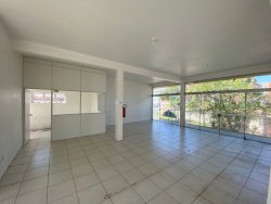 Sala comercial com 200m² para locação no bairro Lomba Grande 