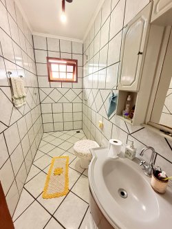Casa com 03 dormitórios no bairro Canudos 