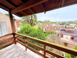 Casa com 03 dormitórios no bairro Canudos 