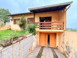 Casa com 03 dormitórios no bairro Canudos 