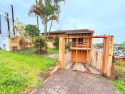 Casa com 03 dormitórios no bairro Canudos 