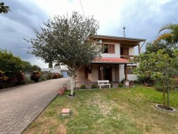 Casa com 03 dormitórios para locação no bairro Lomba Grande 