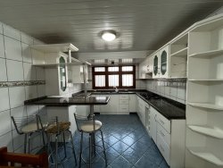 Casa com 03 dormitórios para locação no bairro Lomba Grande 