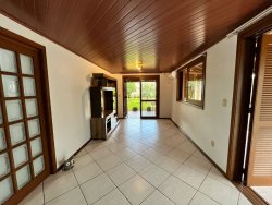 Casa com 03 dormitórios para locação no bairro Lomba Grande 