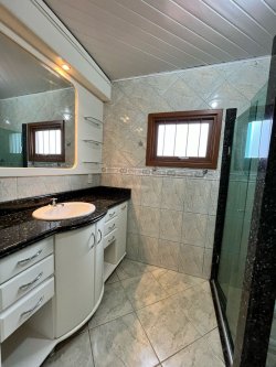 Casa com 03 dormitórios para locação no bairro Lomba Grande 