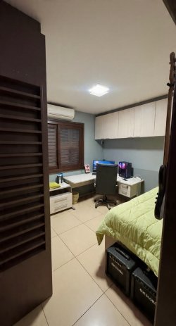 Casa com 05 dormitórios, sendo 02 suítes no bairro Jardim Mauá 