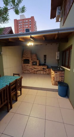 Casa com 05 dormitórios, sendo 02 suítes no bairro Jardim Mauá 