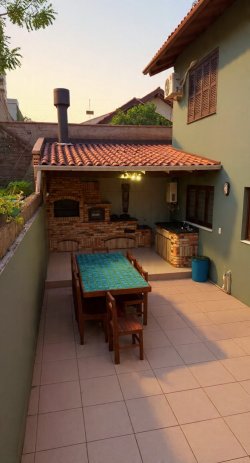 Casa com 05 dormitórios, sendo 02 suítes no bairro Jardim Mauá 
