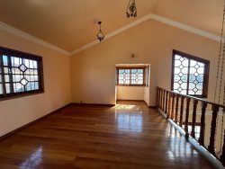 Casa com 04 dormitórios no Centro 