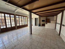 Casa com 04 dormitórios no Centro 