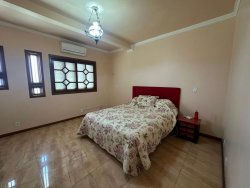 Casa com 04 dormitórios no Centro 