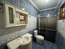 Casa com 04 dormitórios no Centro 