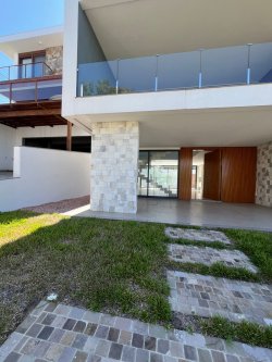 Casa com 04 dormitórios no Residencial Horizon 