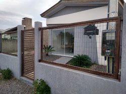 Casa com 02 dormitórios no bairro Capão Novo 