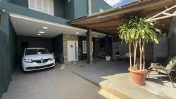 Casa com 02 dormitórios no bairro Lomba Grande 