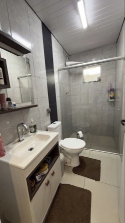 Casa com 02 dormitórios no bairro Lomba Grande 