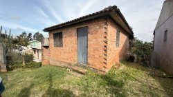 Casa com 02 dormitórios no bairro Lomba Grande 