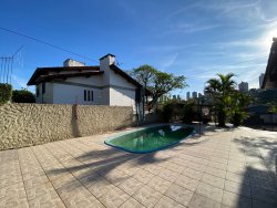Sobrado com 03 dormitórios  no bairro Jardim Mauá  