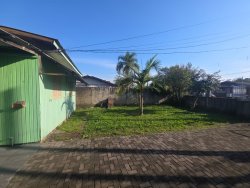 Terreno com chalé de 02 dormitórios no Bairro Feitoria 