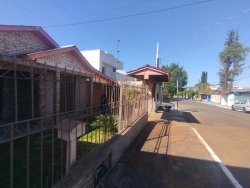 Casa com 04 dormitórios no bairro Jardim Mauá 