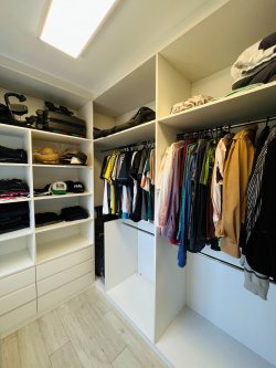 Apartamento com 02 dormitórios, sendo 01 dormitório transformado em closet no Residencial Bento Gonçalves 