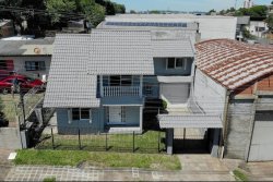Sobrado com 04 dormitórios sendo 01 suíte no Bairro Liberdade  