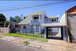 Sobrado com 04 dormitórios sendo 01 suíte no Bairro Liberdade  