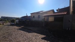 Casa plana com 03 dormitórios no bairro Arroio da Manteiga 