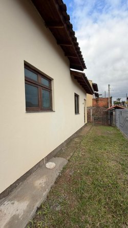 Casa plana com 03 dormitórios no bairro Arroio da Manteiga 