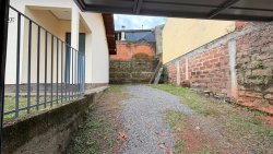 Casa plana com 03 dormitórios no bairro Arroio da Manteiga 