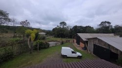 Sítio de 4 hectares com casa de 03 dormitórios no bairro Morro do Macaco Branco 