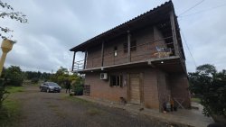 Sítio de 4 hectares com casa de 03 dormitórios no bairro Morro do Macaco Branco 