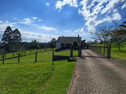 Linda casa em condomínio fechado no estilo rústico sofisticado 